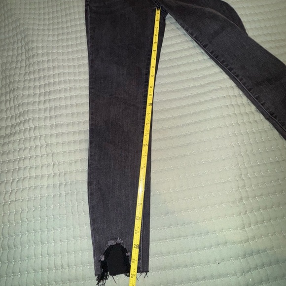 Urban Revivo Jeans Sz 4 High Rise Skinny Black Fade Ripped Raw Hem Stretch - Picture 5 of 10